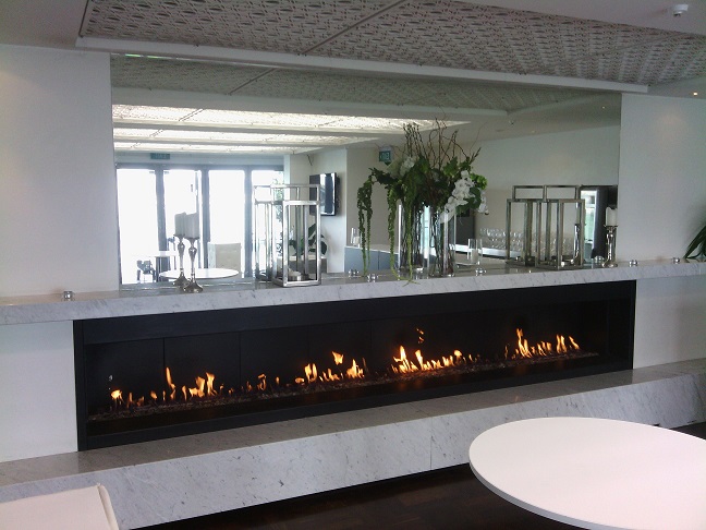 Commercial linear gas fireplace