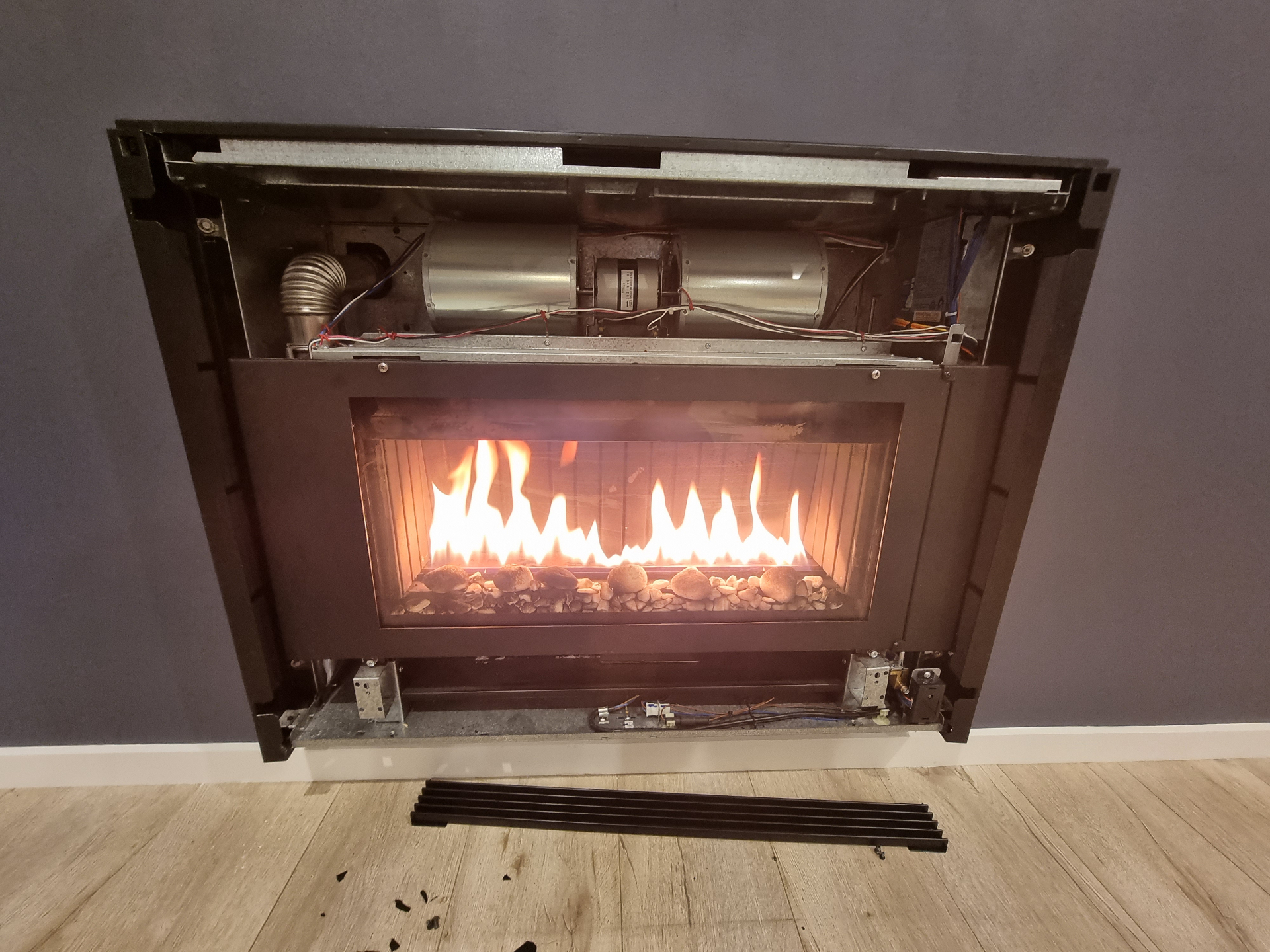 Servicing an inbuilt gas fire