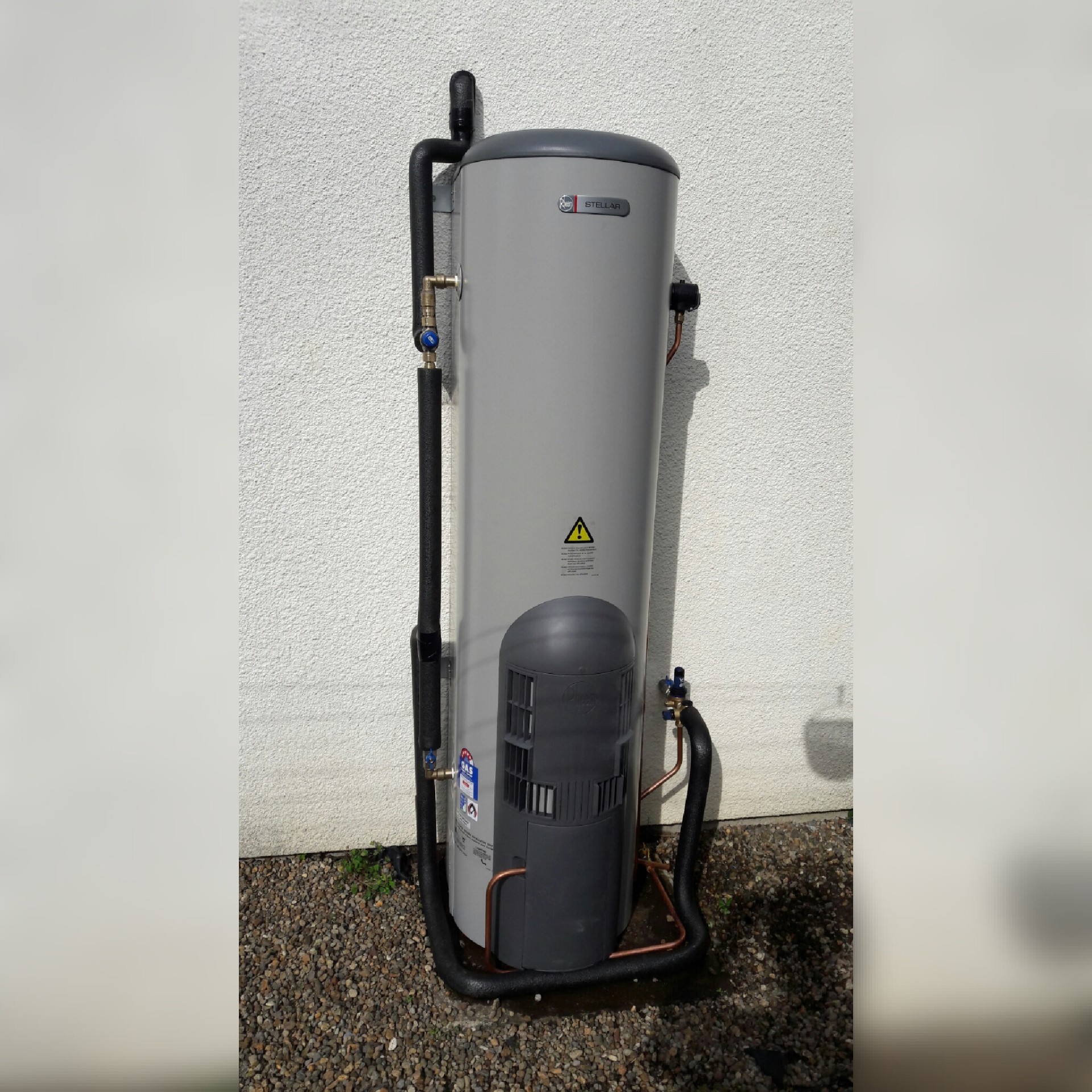 Stellar cylinder with insulated pipework