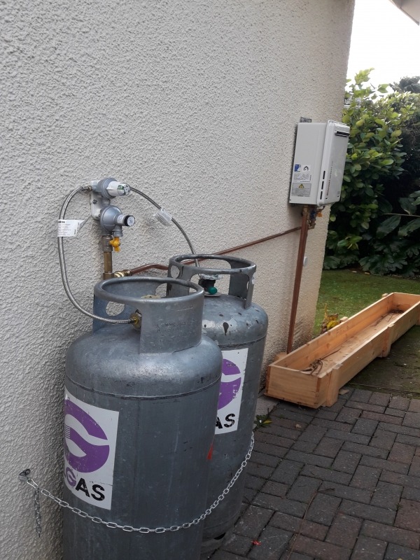 Twin LPG bottle Rinnai install